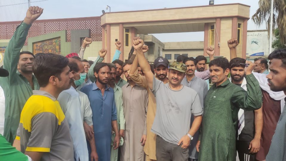 Master Tiles Gujranwala: Bosses refused to pay 5 months’ wages – workers striking