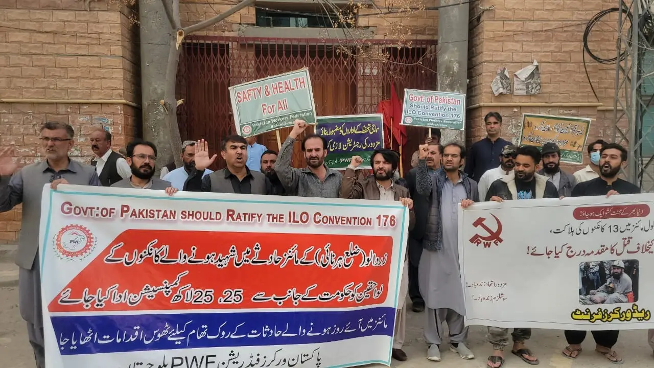 Quetta: Protest demonstration against the death of 13 workers in a coal mine in Harnai